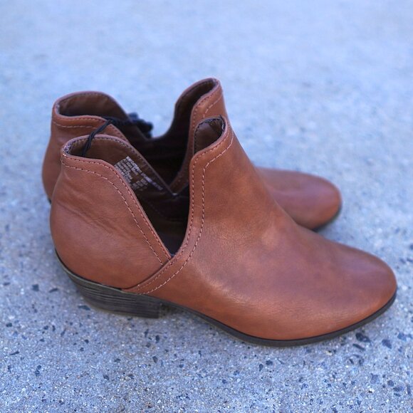 Faded Glory Tan Brown Ankle Booties 7 Western Chelsea V-Slit Faux Leather - Picture 3 of 9